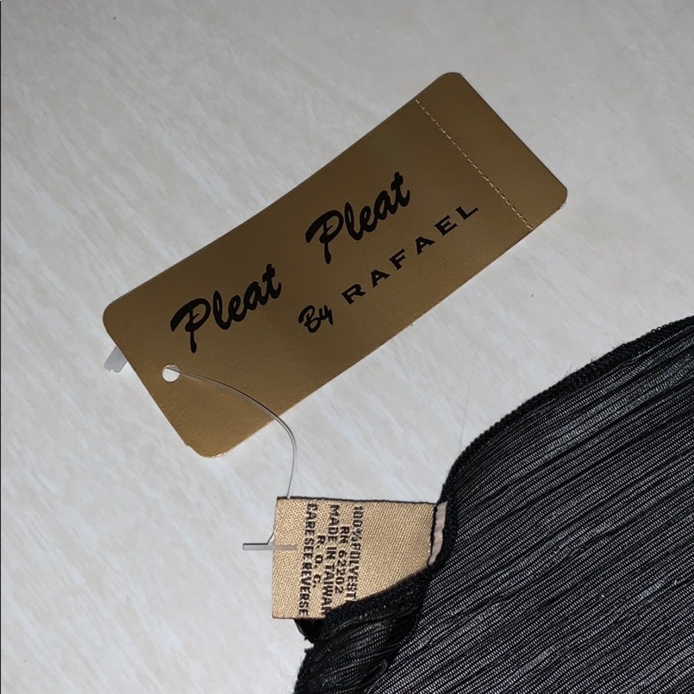 Pleated black scarf by Raphael - Picture 3 of 6